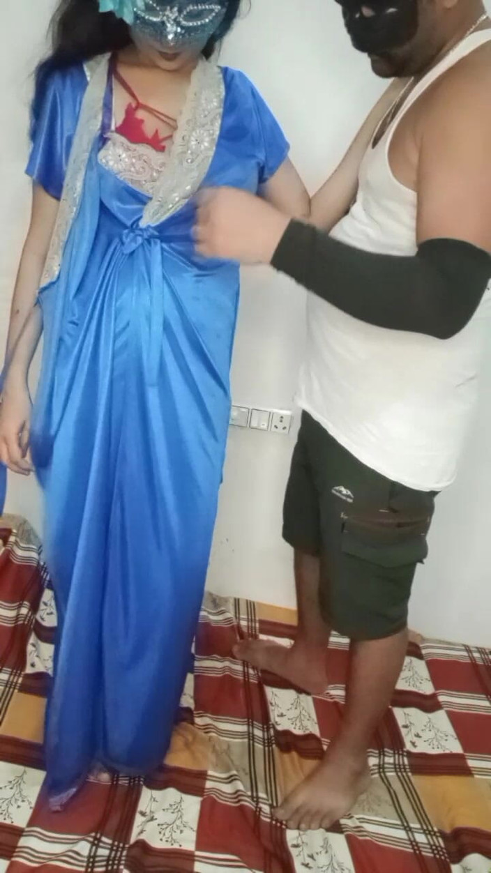cuteindiancpl21: Il ragazzo arrapato in affitto massaggia con l'olio la sua...