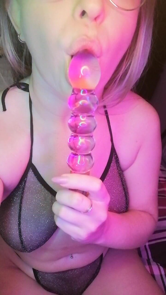Anna Lynx: Sensual mamada en un consolador de vidrio