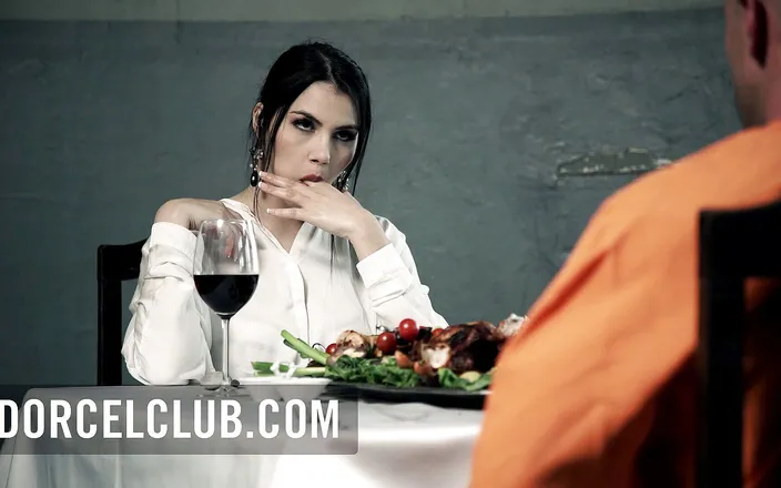 Dorcel Club: La sexy direttrice della prigione porta un prigioniero per soddisfare...