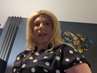 Nikki Gee: Sexy secretaresse zwepen!