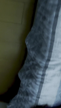 Mám lesbický sex se svou panenou, zatímco moje žena je v posteli