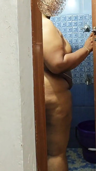 Desi-mädchen duscht komplett nackt in ihrem privaten raum