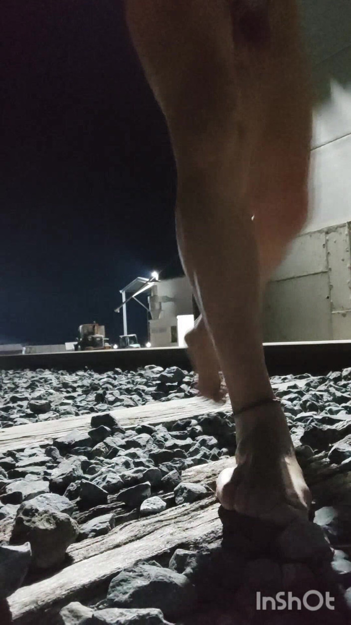Morbosete000: Nackt und pissen auf den Gleisen
