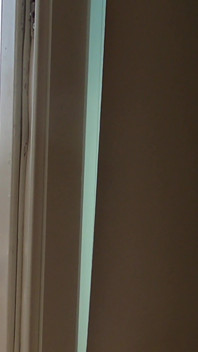 Slunění na balkóně s čistým výhledem na všechny, kteří se procházejí