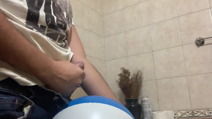 Inflatable Lovers: Dans la salle de bain avec une balle de plage