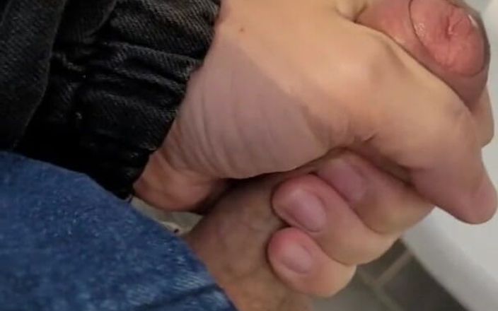 Wanker forever: Muito quente masturbação arriscada na sala dos homens