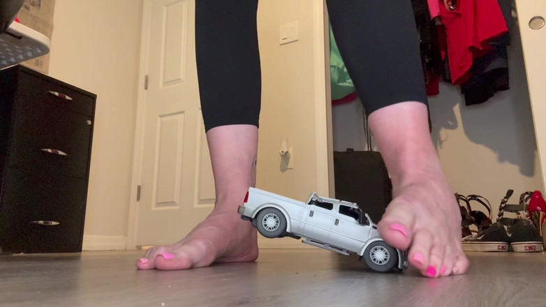 Peppermint Giantess: Truck Crush dengan ukuran 5 meter