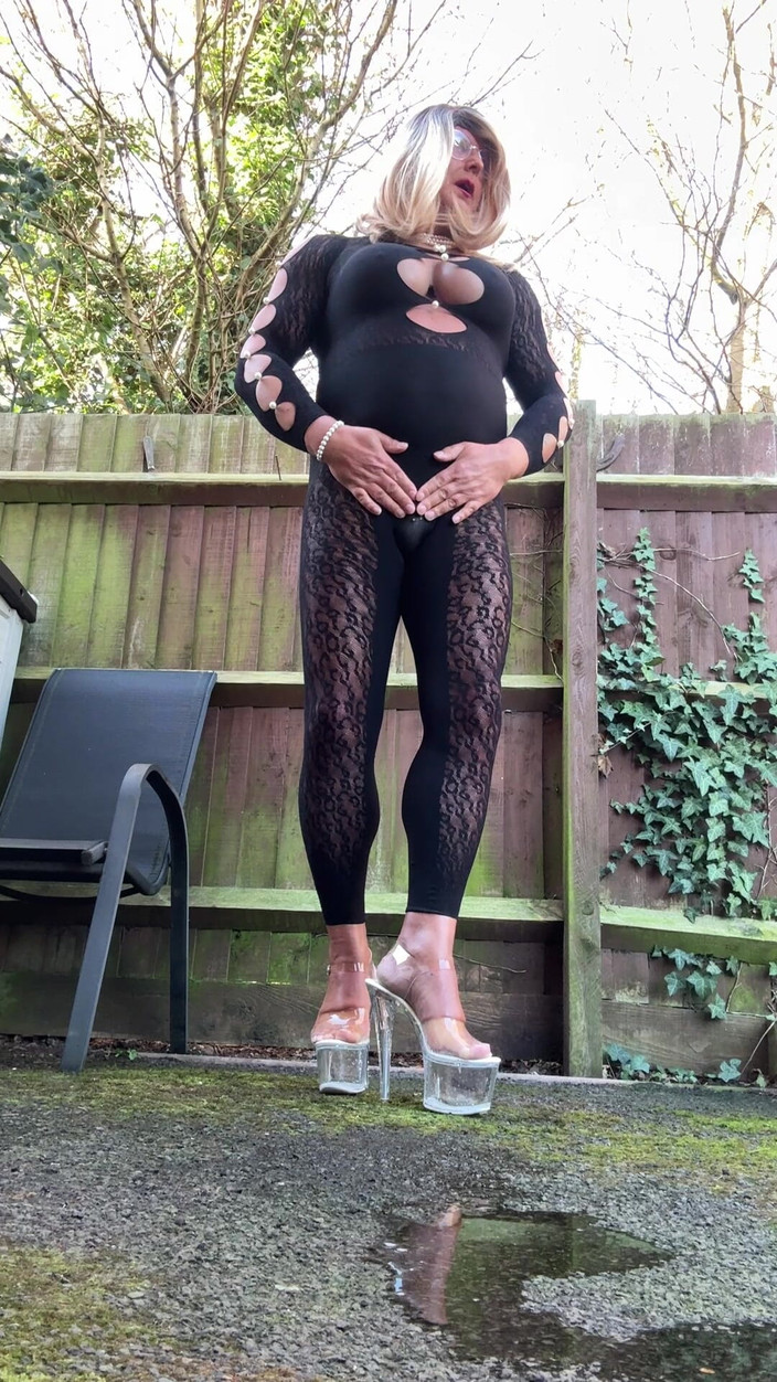 Kellycd2022: Si seksi crossdresser kellycd2022 dengan ganas dengan sepatu hak tinggi...