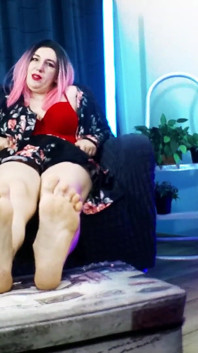 여신 앞에서 무릎을 꿇고 발 밀프 발을 숭배하는 Angela