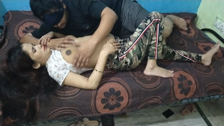Indian Muslim Couple: Marido indiano e esposa depois de escurecer uma noite de...