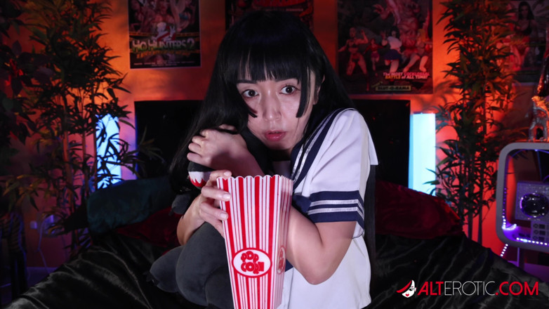 Alt Erotic: Marica Hase e Titi ramone guardano un film spaventoso