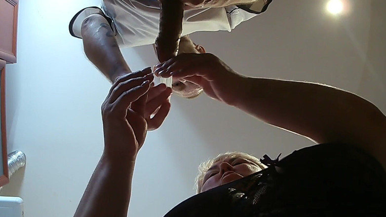 Zona901: De buurvrouw neukte me in mijn mond en poesje