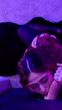Une petite fille avec des nattes au gloryhole