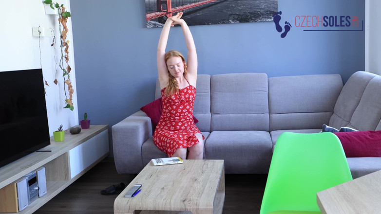 Czech Soles - foot fetish content: Roodharige wrijft over haar eigen pijnlijke voeten