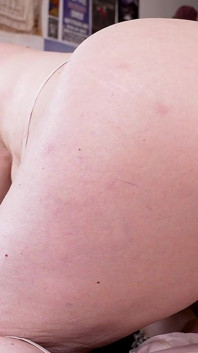 Mamă sexy excitată cu sâni mari naturali și sfârcuri erecte se masturbează folosind vibratorul ei
