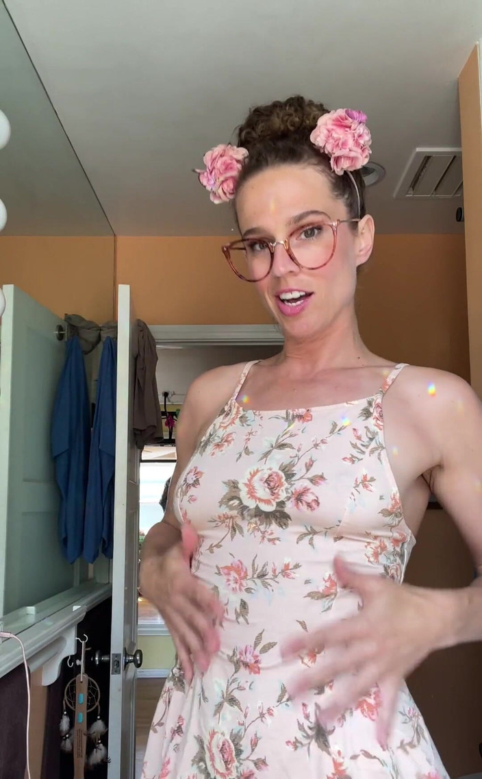 VibeWithMommy: ジョイ:継母がメガネをからかったことで怒るよ!そのチンポを抜いて、今すぐ終わらせてやれ。イッ