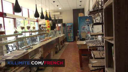 French girls at work: Panettiera con grandi tette scopa con i suoi clienti