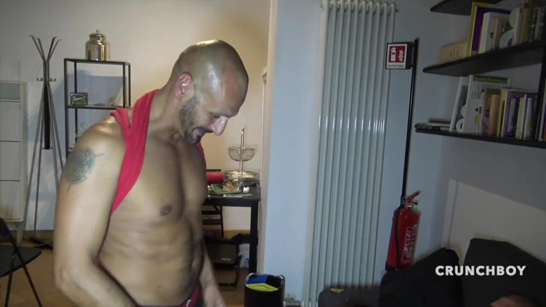 Crunch Boy: Un hétéro se fait baiser par son papa, star du...