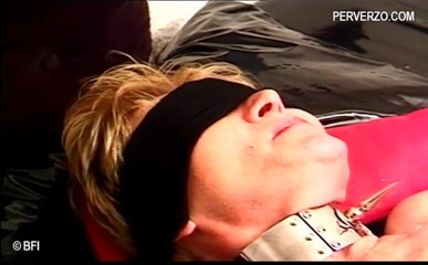 Slave Seks: Blindfolded slut gets tied up and whipped