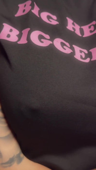 Billie duşta vücudunu şaplaklıyor.