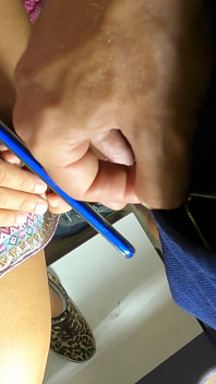 Desconhecida Brasileira MILF Pressiona Meu Pau Com Seu Telefone Em Trem Público - Mostrando Pau Tocando