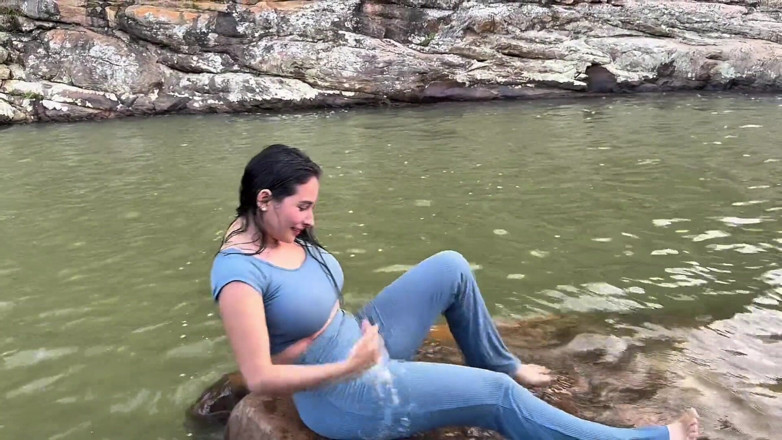 Jenifer Play: Seks Di Sungai Dengan Sahabat Pacar Saya
