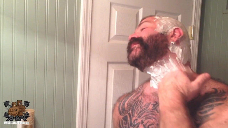 Muscle Bear Porn: A Close Shave