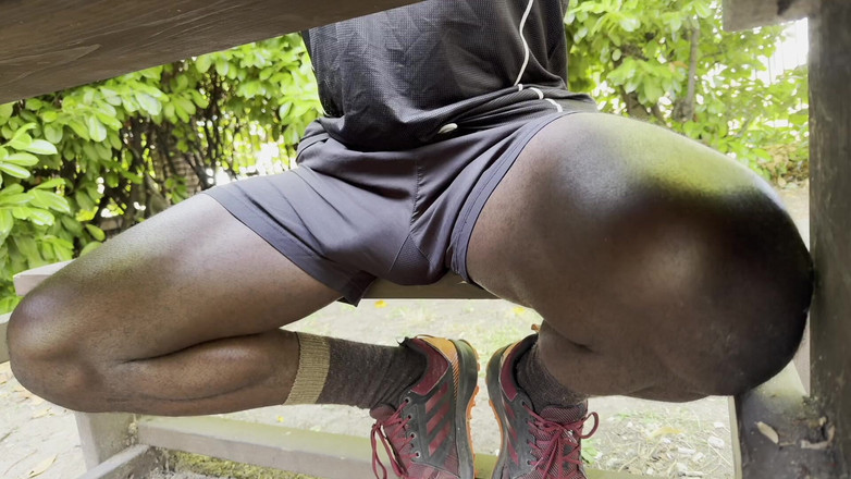 MrMagicDevil: Şort Komandomun Içinde Bir Bankta Oturuyorum "çalışıyor"