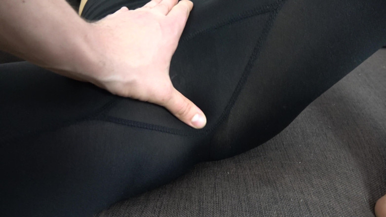 Rico Hugi: Cewek rambut cokelat dengan legging yoga hitam bikin cowok ini...