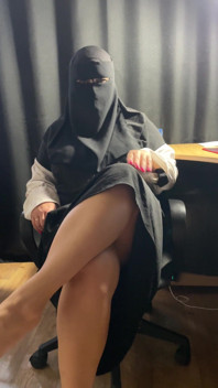 Syrian MILF Shows Pussy