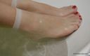 Mistress Legs: Picioarele stăpânei în șosete de nailon alb umed