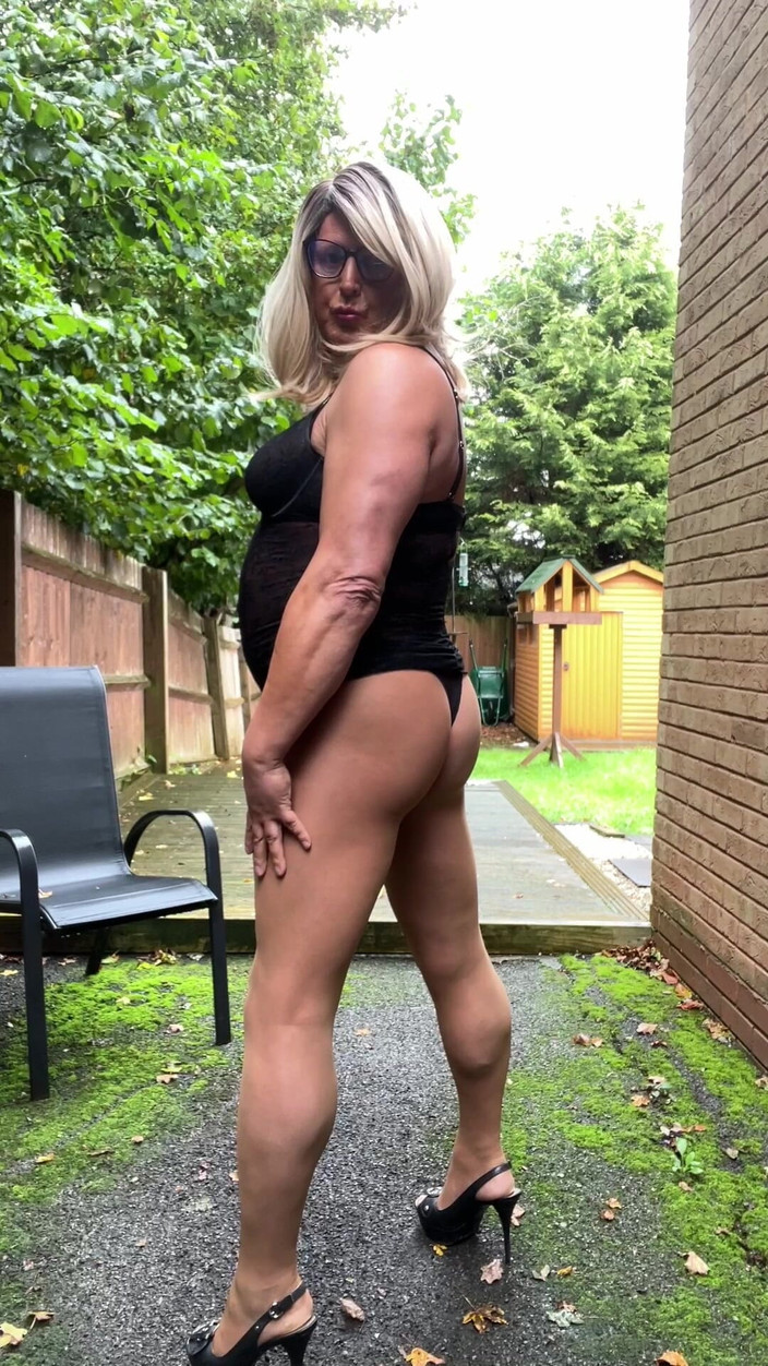 Kellycd2022: Sexy crossdresser Kellycd2022 en vestido de encaje negro y pantimedias...