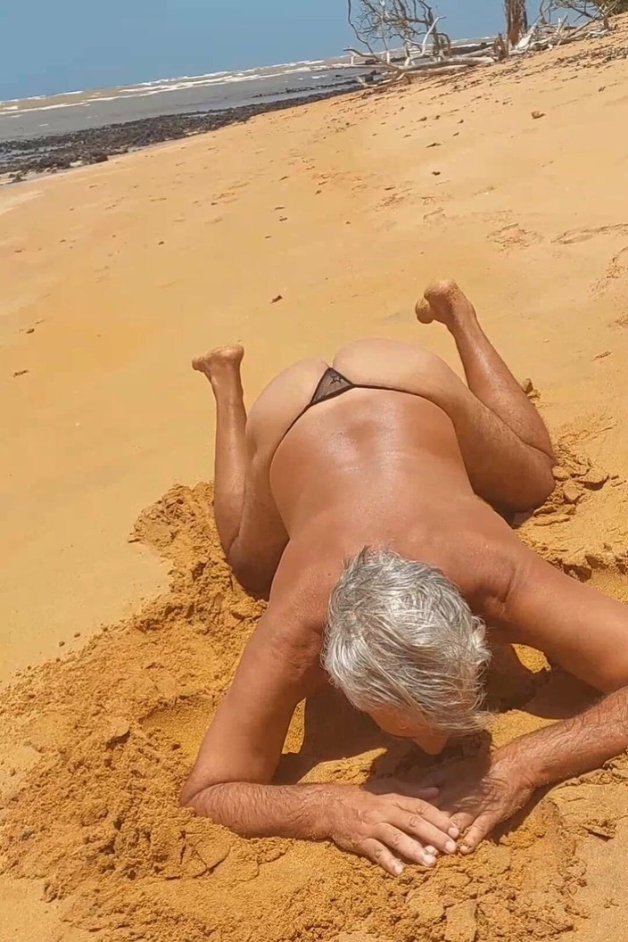 Ladysilvas: Ladysilva op het strand erg heet in slipje