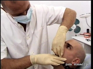 Cazzofilm: Intrappolato sulla sedia dal dentista