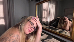 InkedButterfly69: Fată blondă sexy tatuată care își face părul și se machiează goală