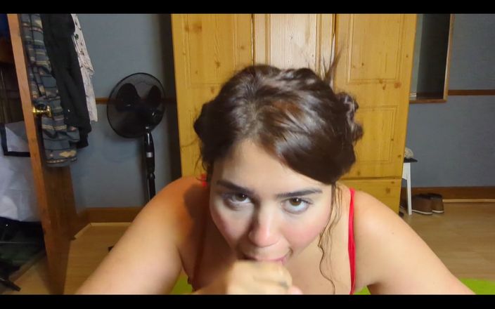 LuciaLatinaGomez: Латина обожает полоскать рот и играть со своей спермой!