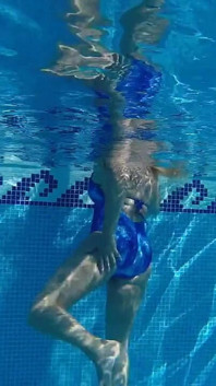 Mit Neuem Badeanzug Im Pool