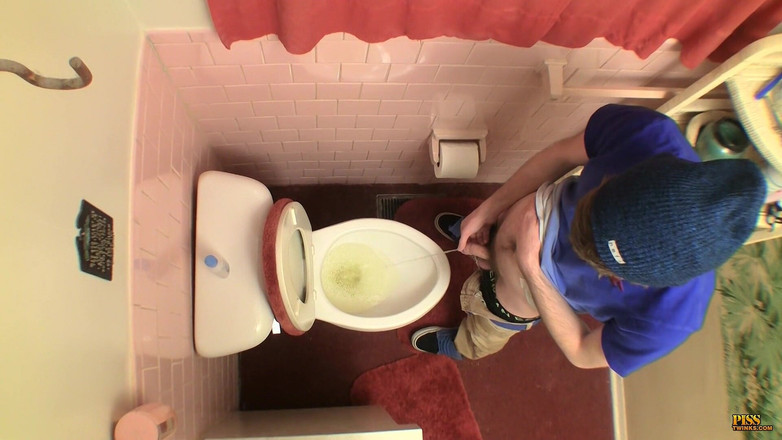 Piss Twinks: Des garçons jouent à la pisse mouillée et dégoulinante