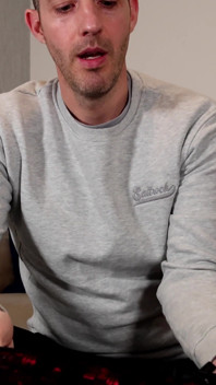 VEDERE LA PERSOANA 1 - Tom Bakers te transformă în fata lui bună de castitate