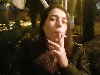 Smokin Fetish: Sevimli genç kızla açık havada sigara içme ve ayak fetişi