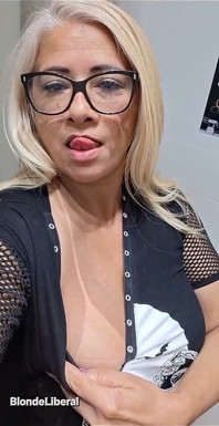 Cewek sange dengan kulit kecokelatan ini pengen banget dientot habis-habisan sama besarku!