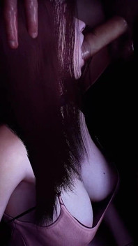 Questa ragazza asiatica ha una bocca incredibile