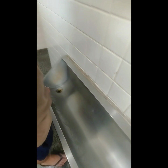 Marcosninfo: 我去了一个城市，在公共厕所里脱光了衣服。