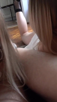 Petrecere în patru la facultate - 2 blonde care se distrează cu băieți - complet