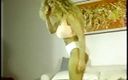 Old Good Porn: Крошка-блондинка шлепает задницу стройной брюнетки на диване во время женского боя