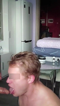 Hard neuken in de mond. In de mond zoals in het poesje