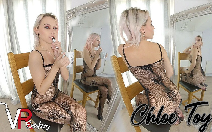 VR smokers: Chloe Toy - bodysuit rokok elektrik dan fishnet