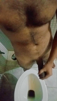 Cowok India ngocok kontol di kamar mandi pacarnya, ada yang mau ikutan?