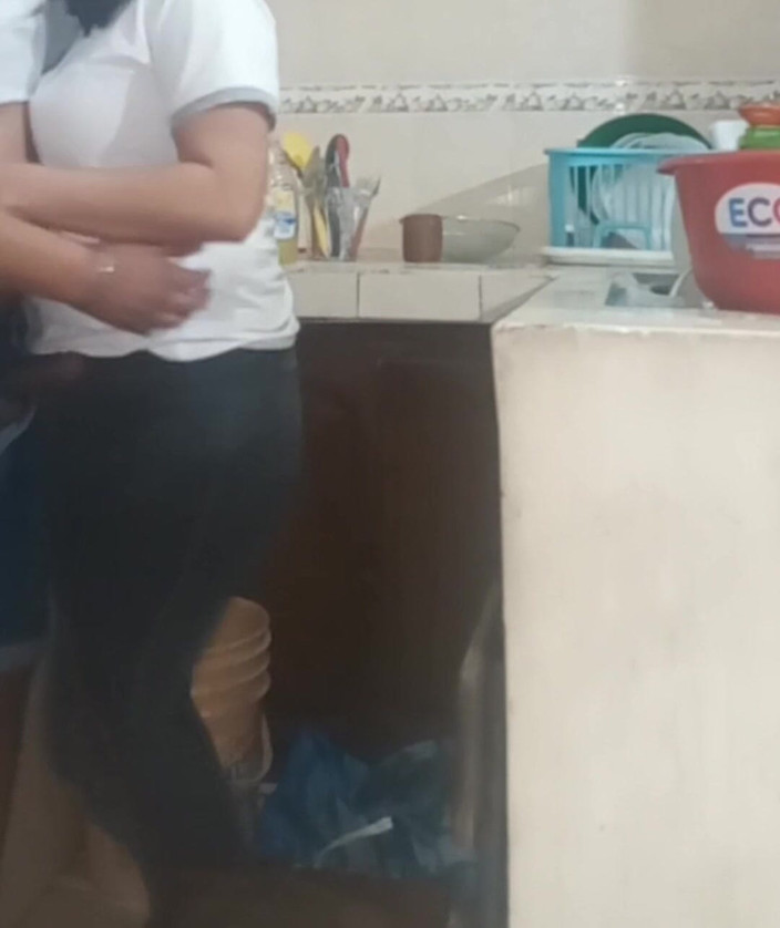 Eatrella j: Služka šuká a saje, když myje špinavé nádobí