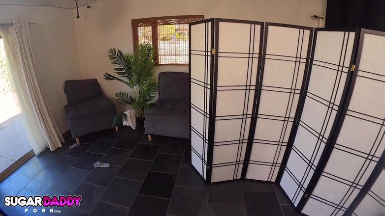 Sugar Daddy Porn: Gagica latino picantă Alix Pena se fute cu tatăl vitreg